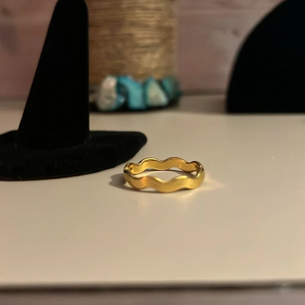 VINTAGE Avon Elegant Gold-Tone Wavy Ring, Size 8.75 - Picture 5 of 5